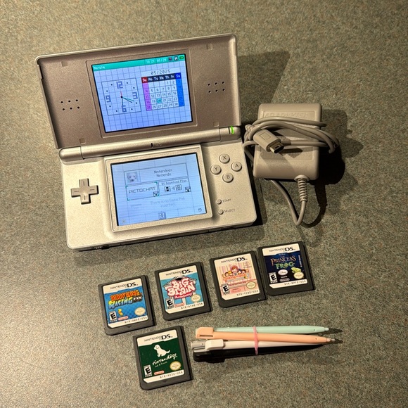 Nintendo DS Silver Handheld Console & Games - Picture 4 of 5